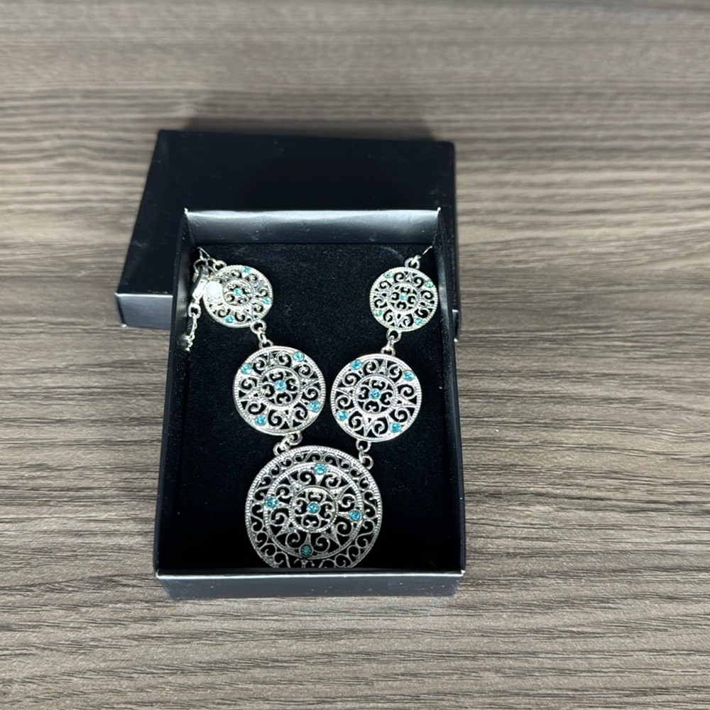 Avon Blue & Sliver Neclace